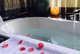 南京秦淮区水疗池中的失重冥想：当身体学会漂浮